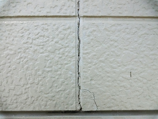 コーキングの亀裂
